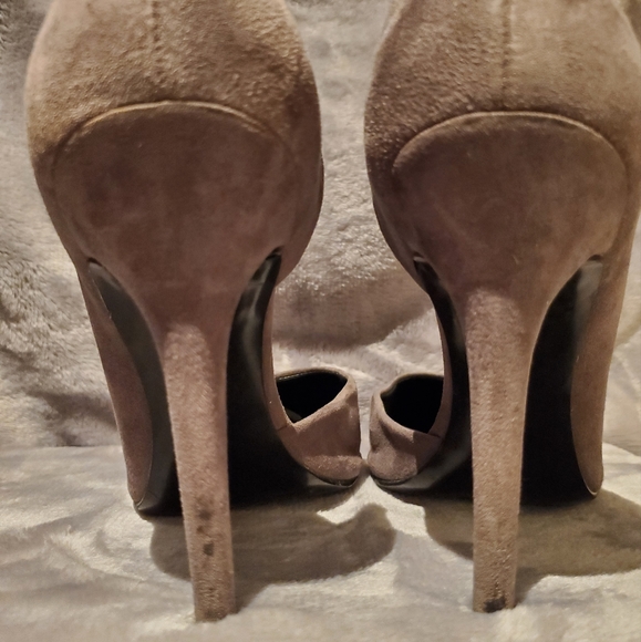 Grey Guess Suade Pumps 📦 - Picture 4 of 6